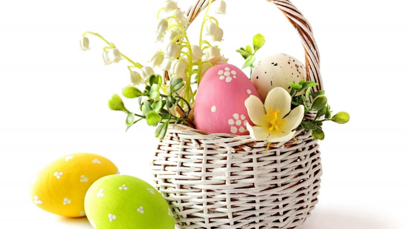 Открытка Пасхальная корзина с весенними цветами и крашеными яйцами  пасха  Happy Easter 